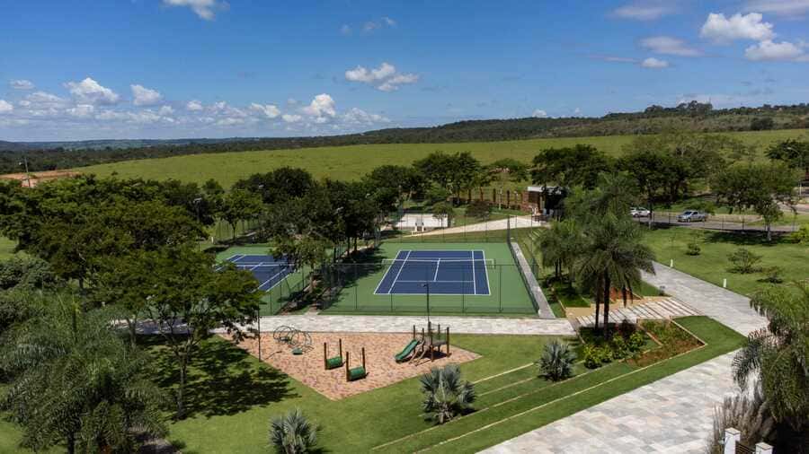 Quadras de tênis e playground infantil em área de lazer do Alphaville Planalto Central 2
