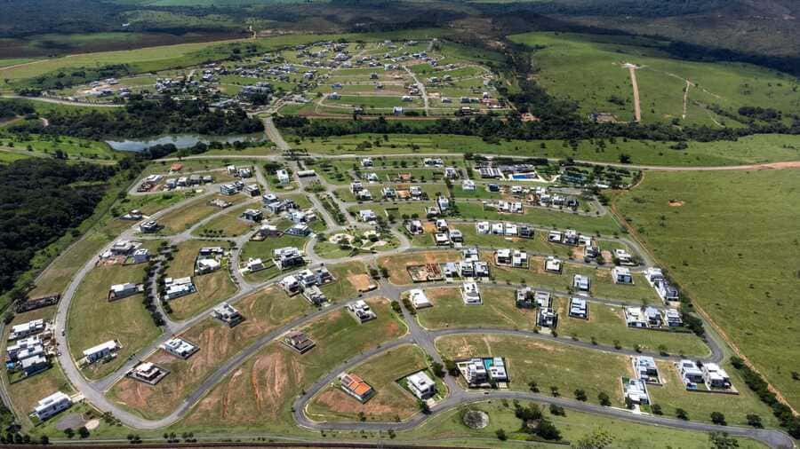 Vista aérea do Alphaville Planalto Central 2, mostrando casas já construídas e lotes prontos em condomínio consolidado.