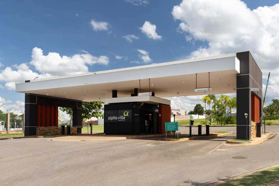 Portaria moderna do Alphaville Planalto Central 2 com controle de acesso 24h e identificação visual da marca.