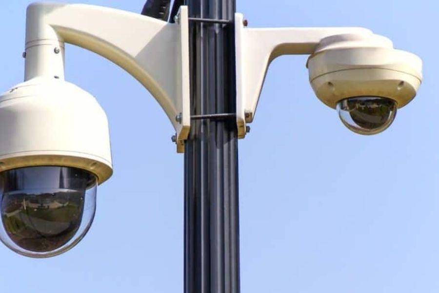 Câmeras de segurança instaladas no condomínio Le Grand Jardin, reforçando proteção e monitoramento 24 horas.